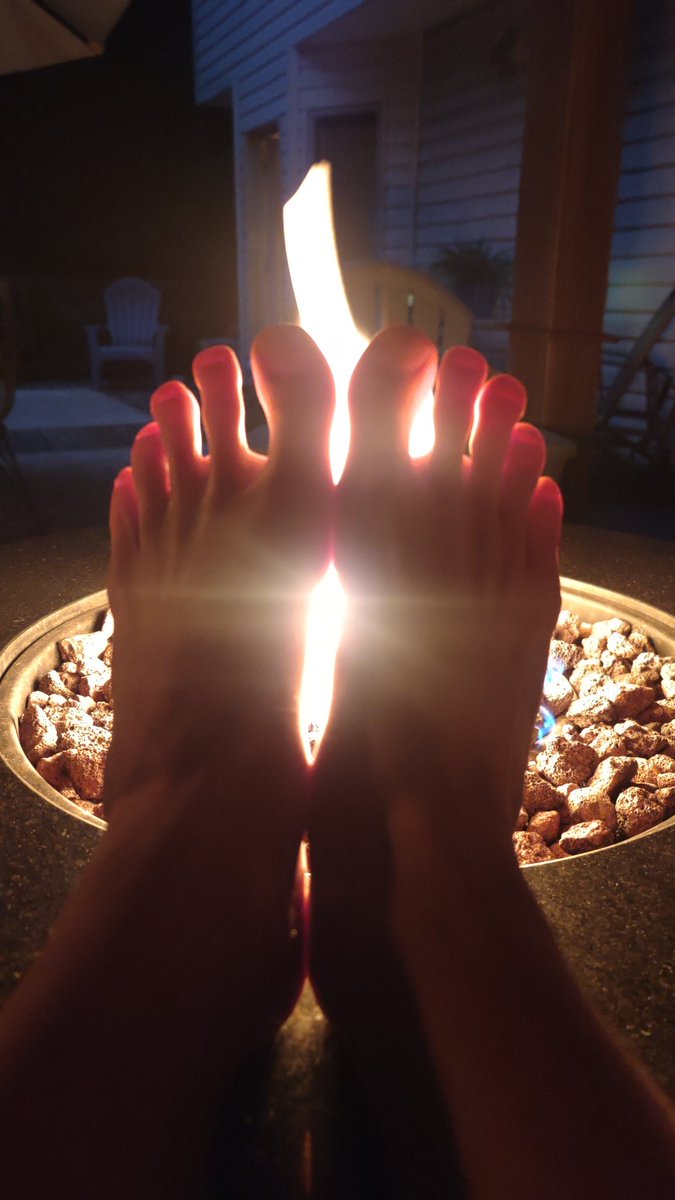 RRN3's tweet photo. Such a good feeling 🔥 🔥
#feet #feetworshi̇p #loveyourfeet #warmtoes #hotfeet https://t.co/p7wKePqTk7