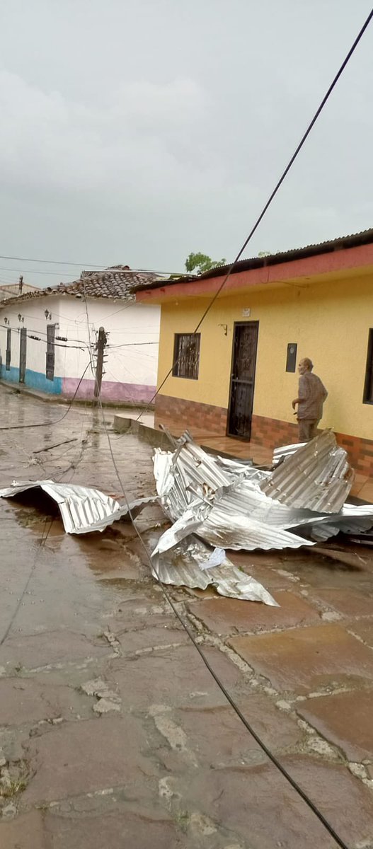OGRDSantander's tweet photo. A raíz de los fuertes vientos, lluvias y tormentas eléctricas en el casco urbano de #Charalá, resultaron afectadas viviendas y edificaciones públicas. Coordinamos apoyo de la emergencia con la @DefensaCivilCo, @PoliciaColombia, #BomberosVoluntarios y @ESSAGrupoEPM. https://t.co/XDQq2KfSsm