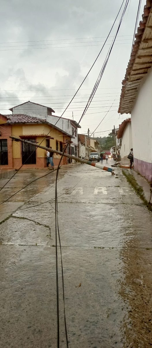 OGRDSantander's tweet photo. A raíz de los fuertes vientos, lluvias y tormentas eléctricas en el casco urbano de #Charalá, resultaron afectadas viviendas y edificaciones públicas. Coordinamos apoyo de la emergencia con la @DefensaCivilCo, @PoliciaColombia, #BomberosVoluntarios y @ESSAGrupoEPM. https://t.co/XDQq2KfSsm