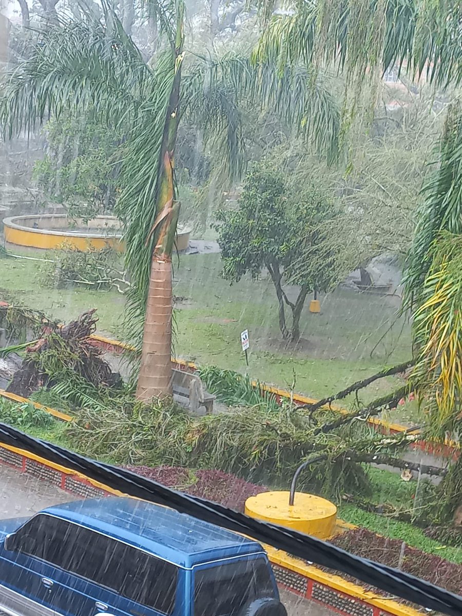 OGRDSantander's tweet photo. A raíz de los fuertes vientos, lluvias y tormentas eléctricas en el casco urbano de #Charalá, resultaron afectadas viviendas y edificaciones públicas. Coordinamos apoyo de la emergencia con la @DefensaCivilCo, @PoliciaColombia, #BomberosVoluntarios y @ESSAGrupoEPM. https://t.co/XDQq2KfSsm