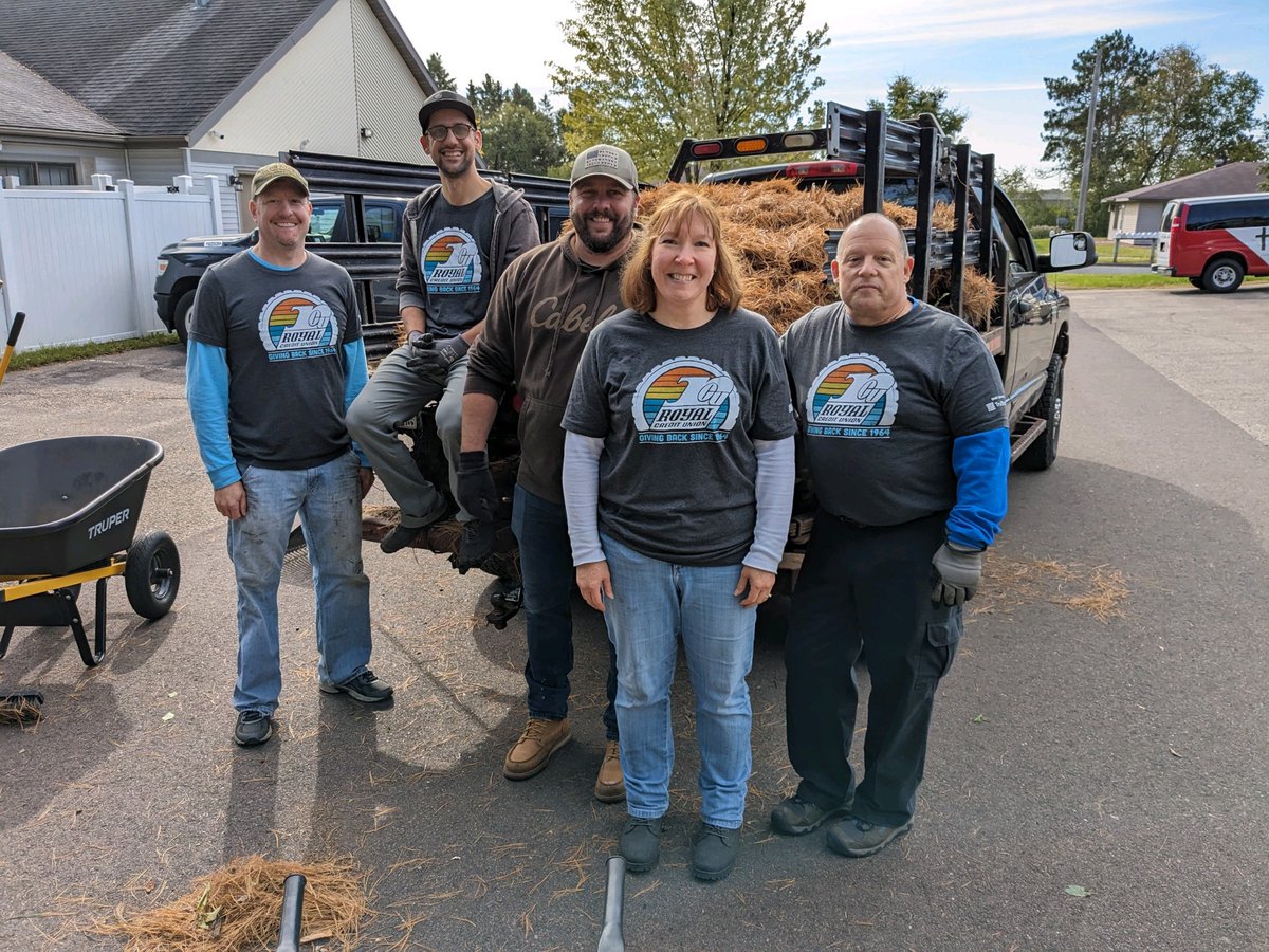 Royal_CU's tweet photo. That's a wrap for Community Give Back Day! We are proud of what we accomplished today including projects at Belwin Conservancy, Rice Lake Parks and Recreation, Dove Healthcare and Hope Gospel Mission. Check out our Facebook page to see more! #RoyalGivesBack #CommunityGiveBackDay https://t.co/2vUD47QkWV