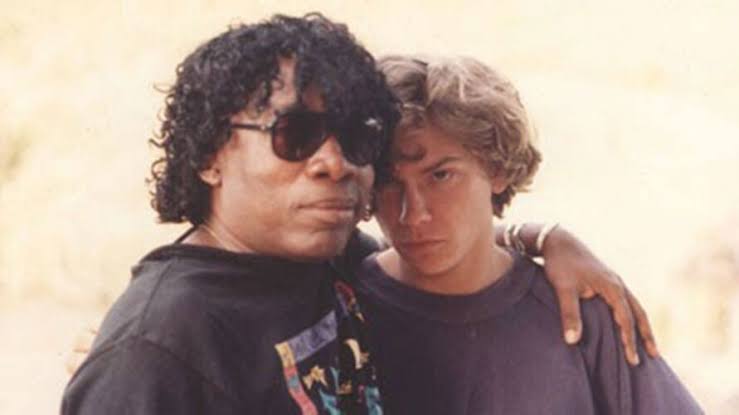rivervisuals's tweet photo. river with his family and milton nascimento in três pontas, minas gerais, brasil (1992) https://t.co/15yvm0HbNA