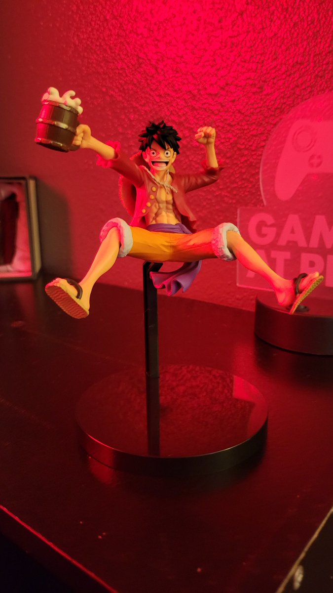 Rivellious's tweet photo. Finally watched all of one piece and just finished it today and my girlfriend came home and gave me this. Perfect timing https://t.co/G1ilY81IXX