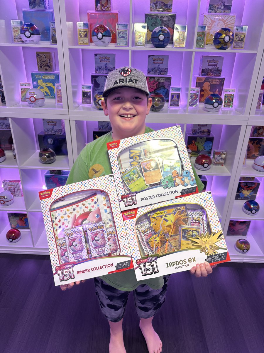 🔥🔥🔥🔥🔥🔥🔥🔥🔥🔥🔥🔥🔥🔥
🎉🎉🎉🎉Giveaway Alert!🎉🎉🎉🎉

151 Binder Collection
151 Poster Collection
151 Zapdos EX Collection

✅retweet
✅like
✅follow

Comment for good luck 
Tag for even more good luck

Winner 10/13 (around) 8pm 😊