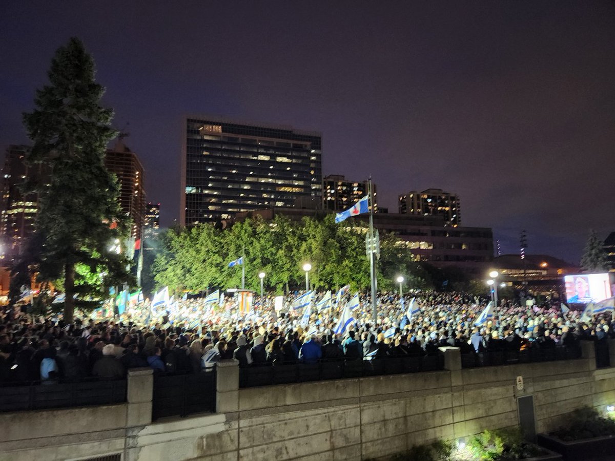 Thousands are out in solidarity with Israel tonight in Toronto.

Mel Lastman Square is filled with love.

#Israel #AmYisraelChai #Toronto