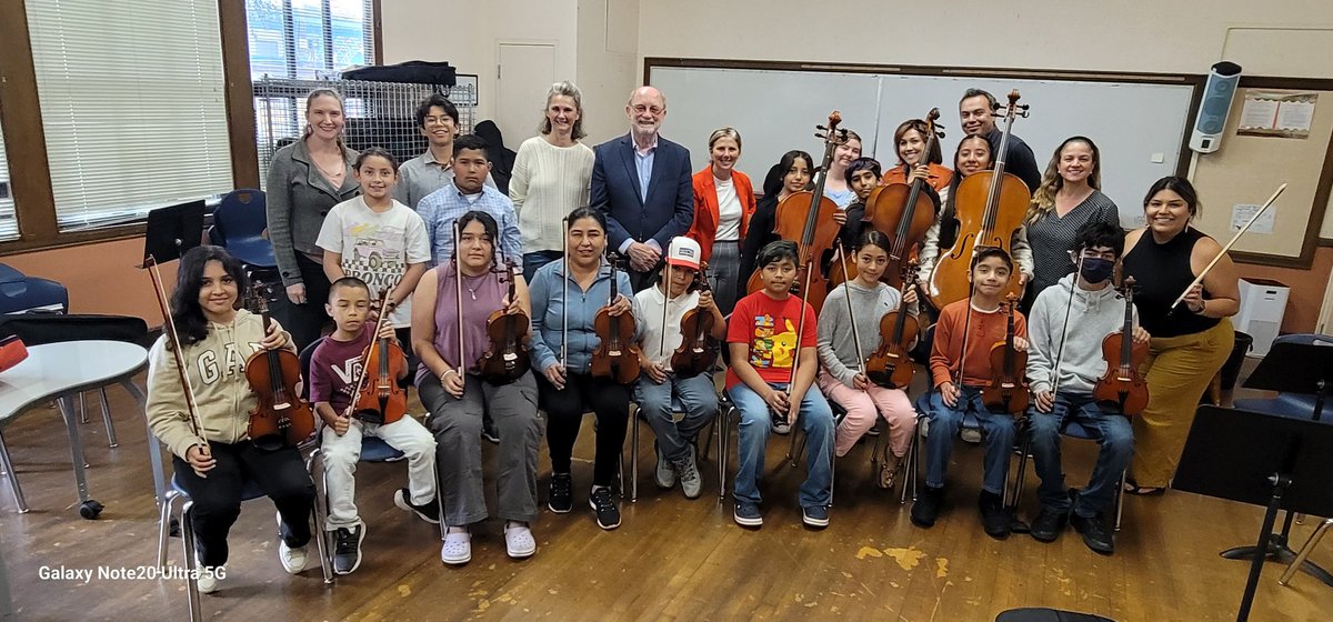 PajaroValleyUSD's tweet photo. #PVUSD and @SistemaCruz students welcome @SenJohnLaird to @EAHallMS - he was inspired! 
@pvusd_merit @PVFT @AguerriaLisa https://t.co/NeQ5Y737Fx