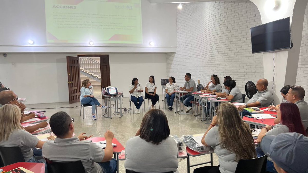 Fundabit_'s tweet photo. En horas de la tarde también se contó con la participación de la Directora General de currículum la Profesora Solimar Salazar,para dar a conocer el enfoque socio-critico en las TIC.
#SomosFundabit https://t.co/bY0DtOaRFA