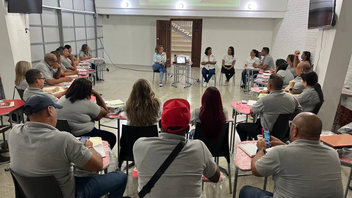 Fundabit_'s tweet photo. En horas de la tarde también se contó con la participación de la Directora General de currículum la Profesora Solimar Salazar,para dar a conocer el enfoque socio-critico en las TIC.
#SomosFundabit https://t.co/bY0DtOaRFA
