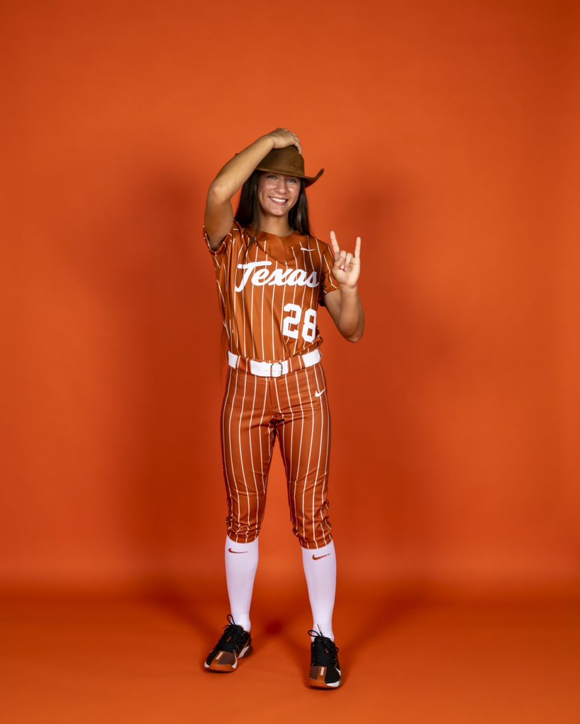 jaycienichols's tweet photo. Super pumped to announce my commitment to play softball at the University of Texas. I want to thank everyone who has helped me get here. I can’t wait to be a Longhorn! Hook ‘em🤘🏼🧡@TexasCoachWhite @CoachSingTexas @PattieeeRuthhh Coach Z @TexasSoftball https://t.co/dexV2YnORs