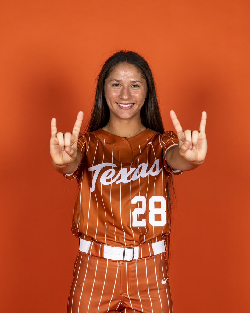 jaycienichols's tweet photo. Super pumped to announce my commitment to play softball at the University of Texas. I want to thank everyone who has helped me get here. I can’t wait to be a Longhorn! Hook ‘em🤘🏼🧡@TexasCoachWhite @CoachSingTexas @PattieeeRuthhh Coach Z @TexasSoftball https://t.co/dexV2YnORs