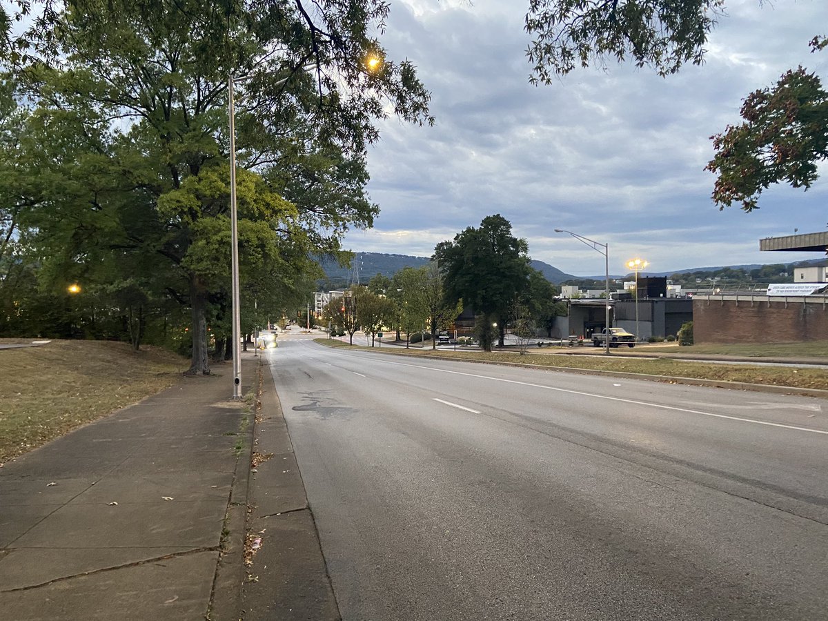 AbigailLocal3's tweet image. CHEMICAL SPILL: Chattanooga Fire and other agencies are working on W MLK Blvd and Riverfront Pkwy, where an overturned box truck has an active leak.