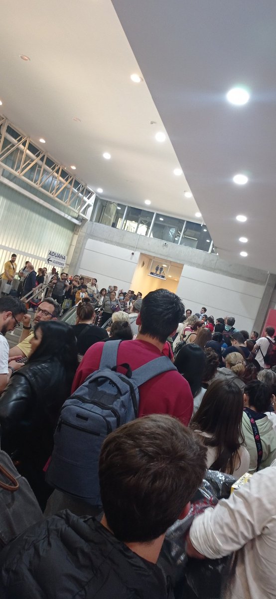 HeB2002's tweet photo. Gracias aduana uruguaya por su eficiencia... Haciendo esperar con calor y humedad tremenda. Pero no son capaces de detectar ni el 10% de la merluza https://t.co/1XBaaANig1