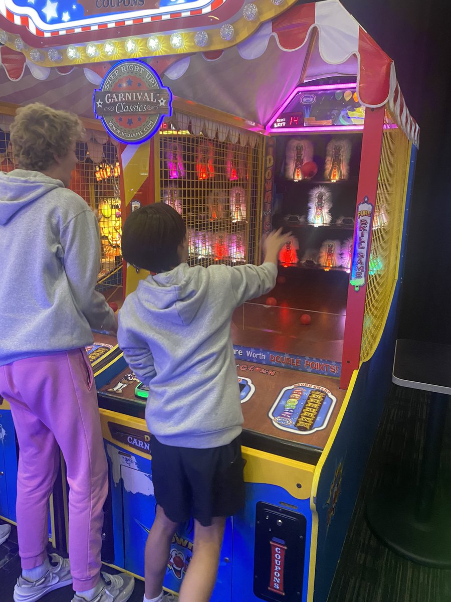 MrReid_HMS's tweet photo. Dinner and games at Dave &amp; Busters tonight! Even the staff got involved with some heated Mario Kart games https://t.co/xM9IqxMv9Y