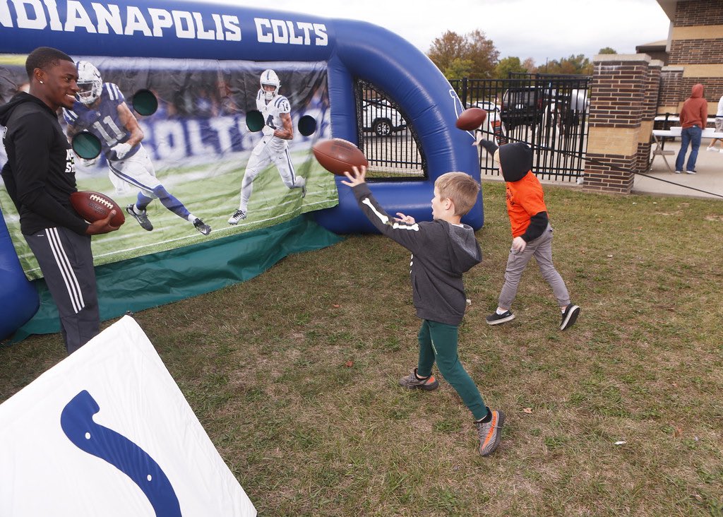 TheHiveBGHS's tweet image. Thank you, @coltscommunity , for bringing your Friday Night Football Tour to Beech Grove HS &amp;amp; donating a $1,000 to the athletic department! #coltscommunity #fortheshoe🔵⚪️ @ColtsCheer @Colts