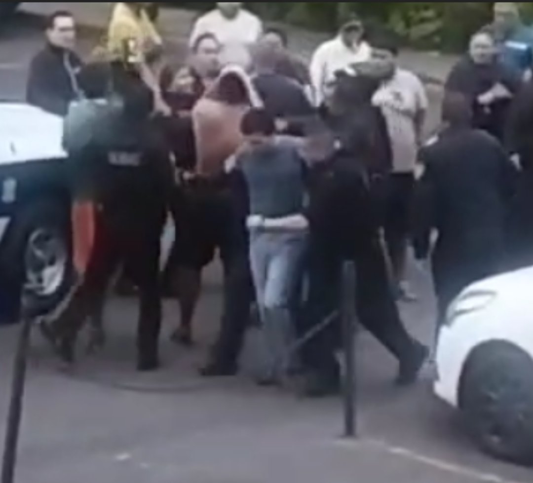 Nefta_ink's tweet photo. videos de las agresiones policiacas contra familia y vecinos que intentaron detener la detención Ilegal de EDGAR JAVIER SALGADO MEJIA #JUSTICIAPARAEDGARSALGADO 
QUIEN FUE SACADO DE SU CASA ILEGALMENTE SIN MOSTRAR NINGUNA ORDEN DE APRENSIÓN , USANDO fuerza bruta @Claudiashein https://t.co/q2MavkupjI