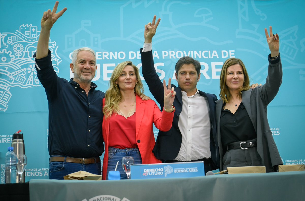 Kicillofok's tweet photo. ¡Este 22 de octubre @unionxlapatria por todo lo que hicimos y lo que falta!

Gracias a la Facultad de @PeriodismoUNLP por recibirnos para compartir esta charla por el #DerechoAlDesarrollo. https://t.co/crHWdaAJzf