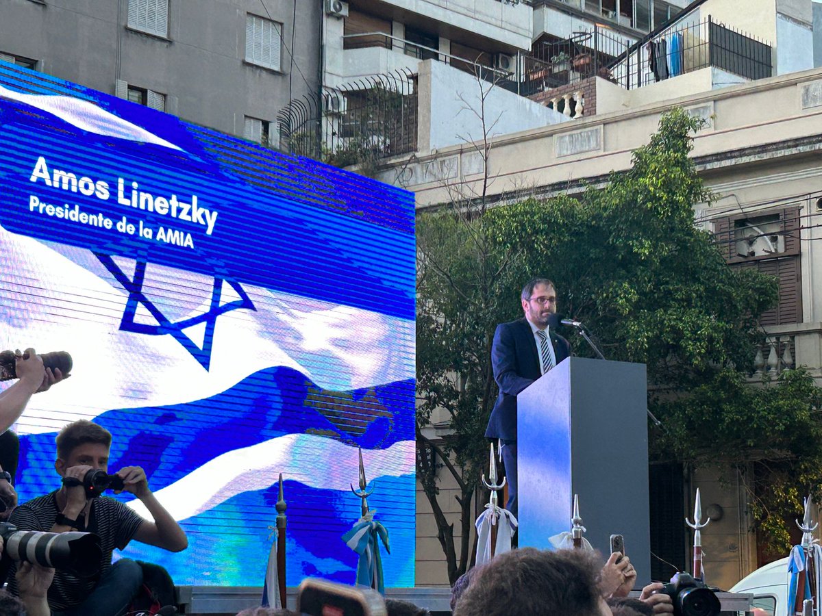 InfoAMIA's tweet photo. Conmovedora y multitudinaria demostración de solidaridad inquebrantable de la comunidad judía argentina con el Estado de Israel y todos sus ciudadanos. Repudiamos y condenamos el terrorismo asesino. Estamos juntos y de pie, por la vida y por la paz. https://t.co/cHdyUQGUYo