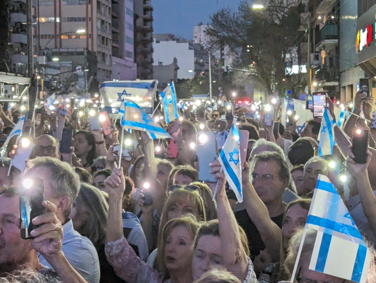 InfoAMIA's tweet photo. Conmovedora y multitudinaria demostración de solidaridad inquebrantable de la comunidad judía argentina con el Estado de Israel y todos sus ciudadanos. Repudiamos y condenamos el terrorismo asesino. Estamos juntos y de pie, por la vida y por la paz. https://t.co/cHdyUQGUYo
