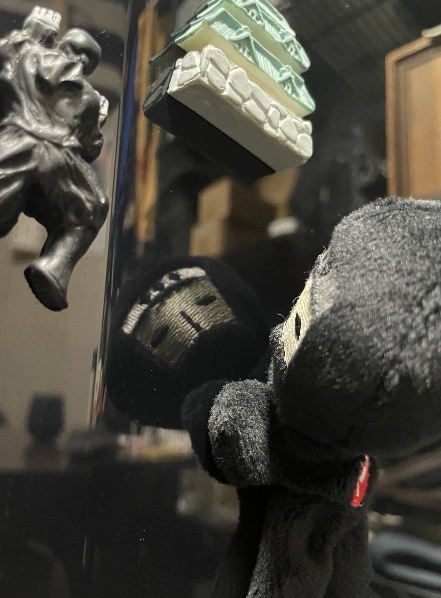 NinjaDojoStore's tweet photo. 日日是修行 見習い忍者の伍猿でござる！

きょうは道場のせんぱいと、
冷蔵庫登り修行したでござる。
せんぱいの足の使い方が流石過ぎたでござる。
ぼくは手の力しか使えてないらしいでござる。

見習わなければなのでござる。

(※ごめんね伍猿くん…伍猿くんには手しか磁石が…🥺) https://t.co/28puFQanzd