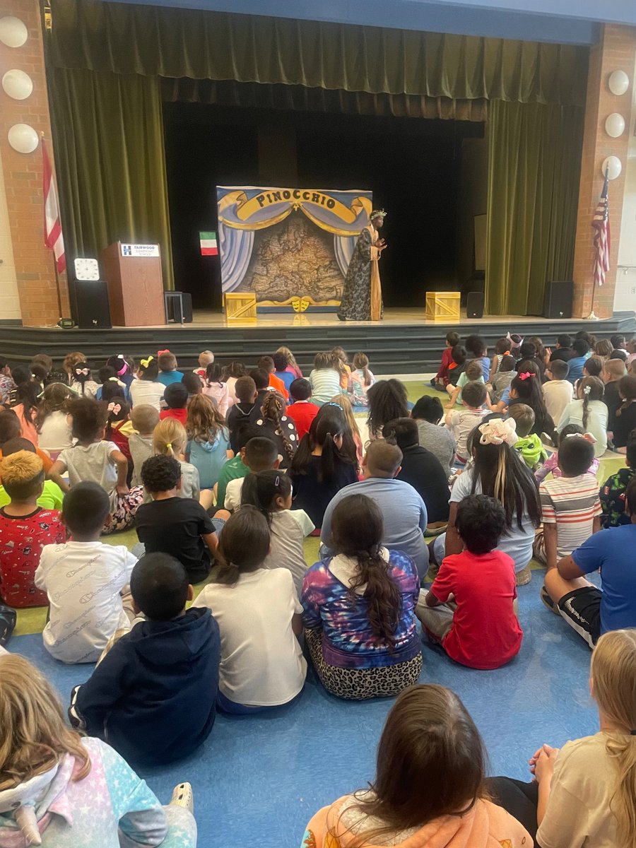 Thank you to the Children’s Theater of Cincinnati and <a href="/MrsBerry_FW/">Mrs. Berry</a> for the wonderful Pinocchio play!  
💙🌭💙
#goldstarteacheroftheyear