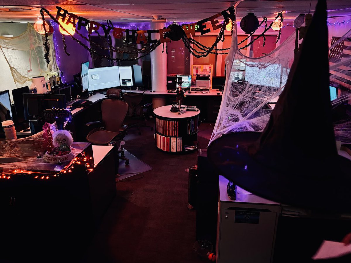 MountainViewPD's tweet photo. Spooky season in dispatch is a whole 👻🎃mood👻🎃
#ItsJustABunchOfHocusPocus https://t.co/YTaxUfaMxE