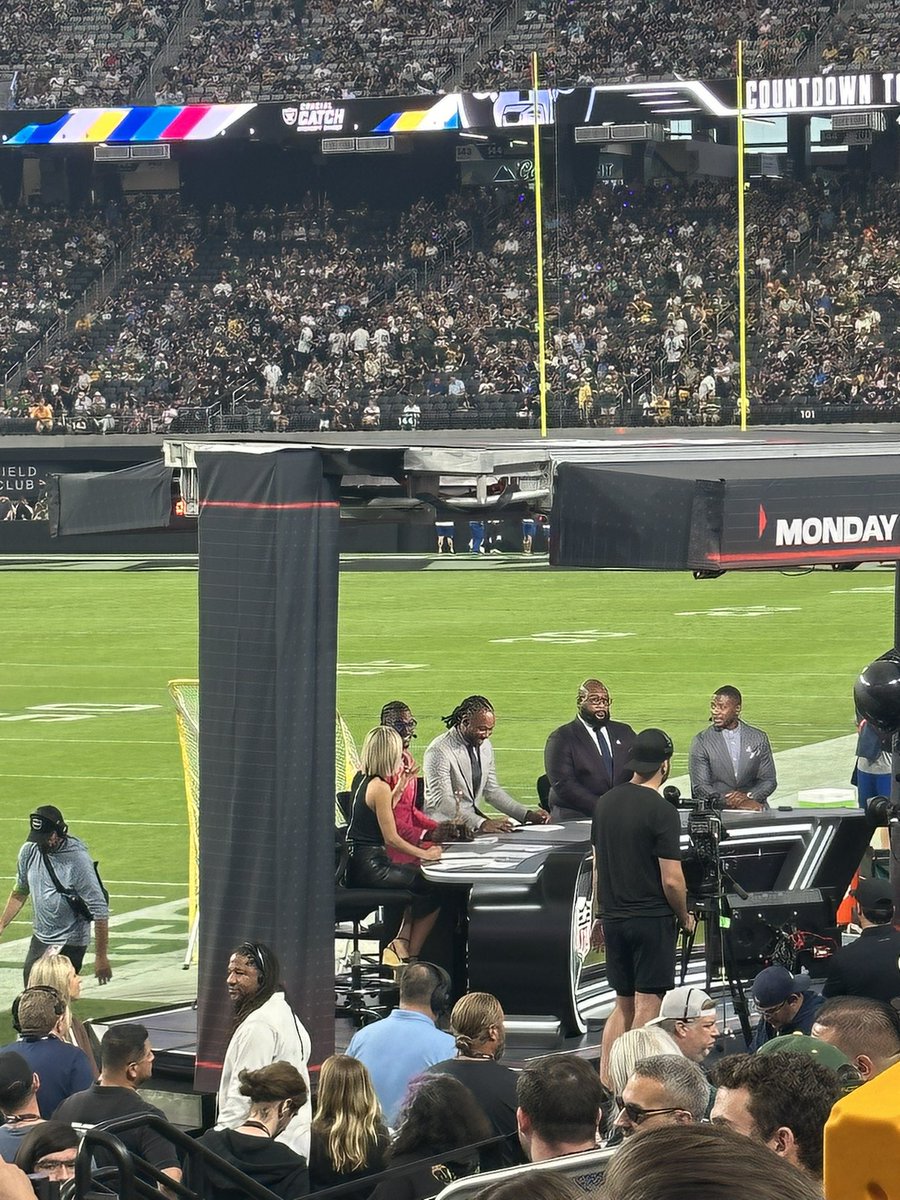 daliabuchanan_'s tweet photo. Only here for @LarryFitzgerald #BirdGang  #MNF https://t.co/926pjPLJFB