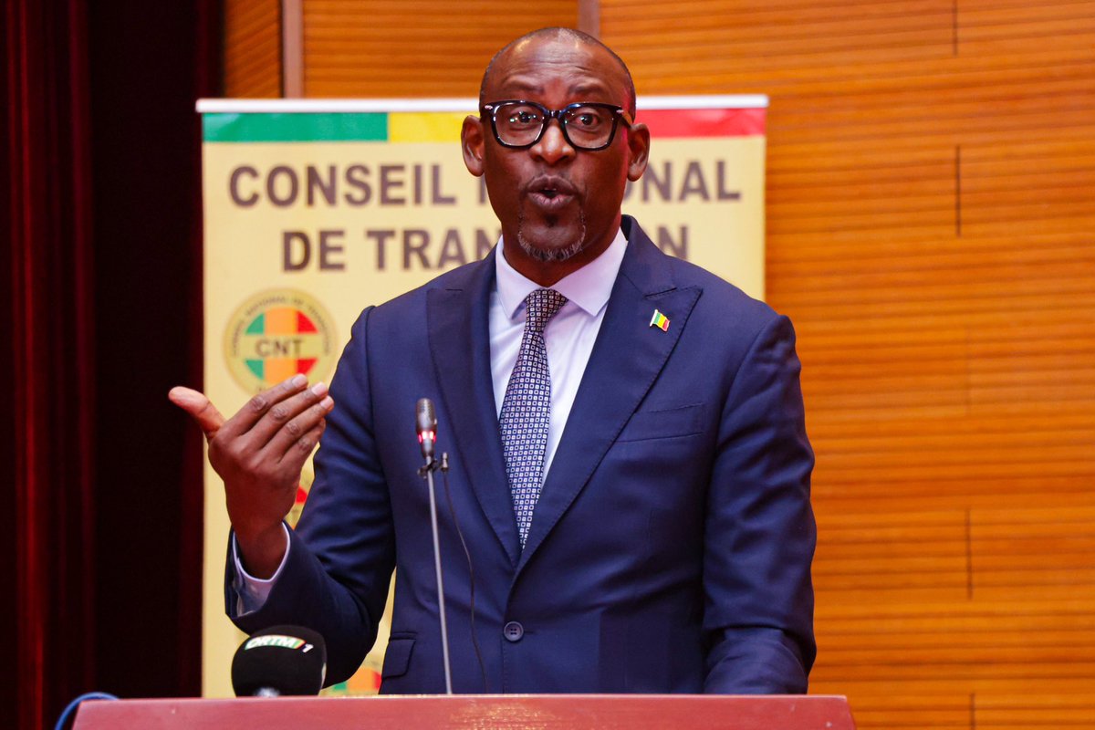 MaliMaeci's tweet photo. La République du Mali vient de franchir, ce lundi 09 octobre 2023, une étape majeure pour la mise en œuvre diligente de la Charte du Liptako-Gourma instituant l’Alliance des États du Sahel, signée le 16 septembre 2023, entre le Burkina Faso, la République du Mali et la République du Niger.

En effet, Son Excellence Monsieur Abdoulaye DIOP, Ministre des Affaires étrangères et de la Coopération internationale, accompagné de son Collègue Monsieur Ibrahim Ikassa MAIGA, Ministre de la Refondation de l’État, Chargé des Relations avec les Institutions, était devant les Membres du Conseil National de Transition, dans le cadre de la délibération du projet de loi portant ratification de l’Ordonnance N°2023-25/PT-RM du 29 septembre 2023 autorisant la ratification de la  Charte du Liptako-Gourma.

Le débat autour de cette alliance était l’un des moments les plus intenses de la séance plénière de cette session ordinaire du CNT. De l’enthousiasme pour la création de cet outil juridique de défense collective, à sa vulgarisation, les modalités à son adhésion, son financement autonome et sa pérennisation à travers des organes opérationnels et décisionnels, pour les Membres du CNT, cette alliance est une opportunité inouïe pour apporter des réponses communes, efficaces et holistiques aux défis sécuritaires, géopolitiques et socioéconomiques des trois pays de l’Alliance.

Prenant la parole devant les Honorables Membres du CNT, le Ministre DIOP a commencé par saluer le leadership éclairé des trois Chefs d’État de l’Alliance qui ont su susciter l’espoir et l’espérance dans les cœurs meurtris de leurs populations en proie à l’insécurité, non seulement par leurs  décisions courageuses et actes patriotiques face aux enjeux complexes de l’heure, mais également par leur initiative volontariste et novatrice pour mettre en place cette architecture de défense collective et d’assistance mutuelle en vue de répondre de façon conjointe à toute atteinte à la souveraineté et à l’intégrité territoriale d’un de ses pays membres .

S’appuyant sur la force de l’union, de la solidarité sincère et de la mutualisation des efforts et des moyens, le Ministre DIOP a  clairement souligné que cette nouvelle structure sous régionale voudrait marquer la différence tant dans son efficacité par sa souplesse que dans son mode de financement autonome et endogène excluant toute influence extérieure malveillante ainsi que dans son approche stratégique fondée sur la satisfaction des besoins essentiels de sécurité, de dignité et d’épanouissement socioéconomique des populations concernées.

Soumis au vote, le texte de loi a été adopté à l’unanimité des Membres du CNT, le faisant entrer ainsi dans l’ordonnancement juridique du Mali et lui ouvrant désormais la voie pour son application optimale en vue d’atteindre diligemment les objectifs visés par la Charte qui sont, notamment, la sécurisation de l’espace commun pour amorcer une gouvernance vertueuse et un développement durable au profit des peuples respectifs.

Bureau de l’Information et de la Presse/MAECI