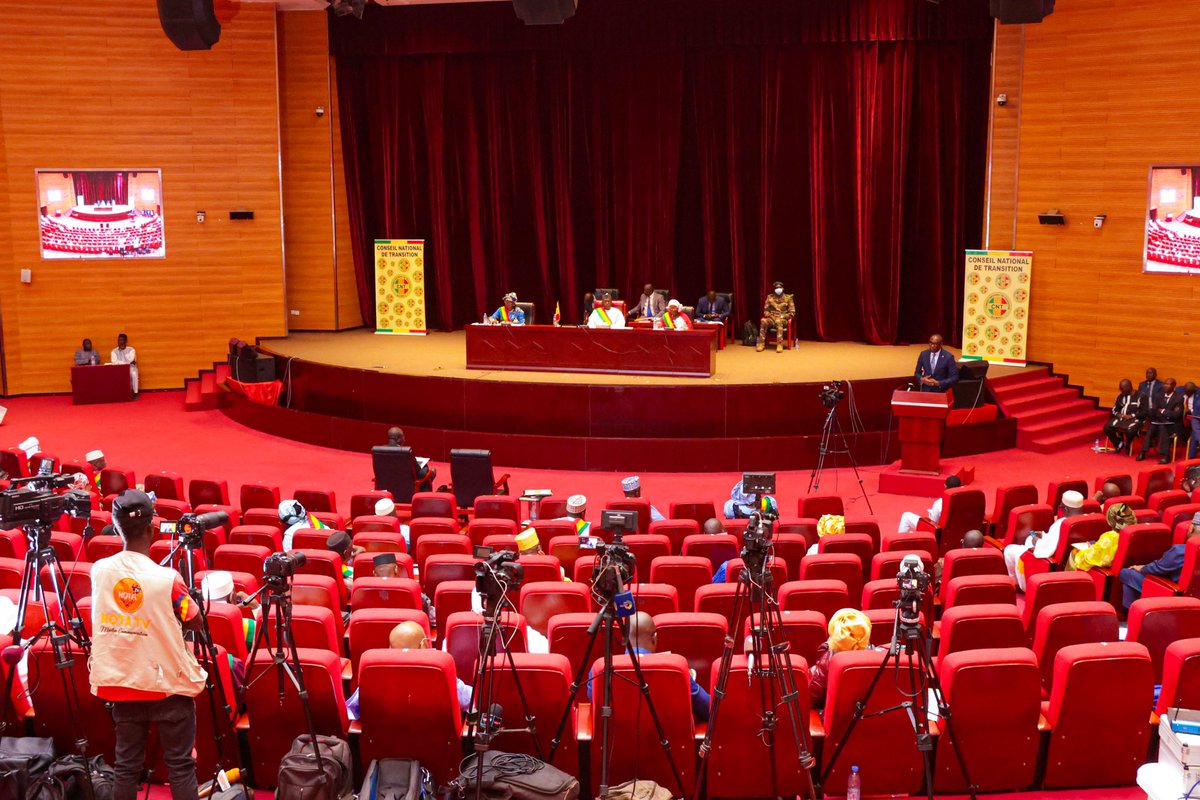 MaliMaeci's tweet photo. La République du Mali vient de franchir, ce lundi 09 octobre 2023, une étape majeure pour la mise en œuvre diligente de la Charte du Liptako-Gourma instituant l’Alliance des États du Sahel, signée le 16 septembre 2023, entre le Burkina Faso, la République du Mali et la République du Niger.

En effet, Son Excellence Monsieur Abdoulaye DIOP, Ministre des Affaires étrangères et de la Coopération internationale, accompagné de son Collègue Monsieur Ibrahim Ikassa MAIGA, Ministre de la Refondation de l’État, Chargé des Relations avec les Institutions, était devant les Membres du Conseil National de Transition, dans le cadre de la délibération du projet de loi portant ratification de l’Ordonnance N°2023-25/PT-RM du 29 septembre 2023 autorisant la ratification de la  Charte du Liptako-Gourma.

Le débat autour de cette alliance était l’un des moments les plus intenses de la séance plénière de cette session ordinaire du CNT. De l’enthousiasme pour la création de cet outil juridique de défense collective, à sa vulgarisation, les modalités à son adhésion, son financement autonome et sa pérennisation à travers des organes opérationnels et décisionnels, pour les Membres du CNT, cette alliance est une opportunité inouïe pour apporter des réponses communes, efficaces et holistiques aux défis sécuritaires, géopolitiques et socioéconomiques des trois pays de l’Alliance.

Prenant la parole devant les Honorables Membres du CNT, le Ministre DIOP a commencé par saluer le leadership éclairé des trois Chefs d’État de l’Alliance qui ont su susciter l’espoir et l’espérance dans les cœurs meurtris de leurs populations en proie à l’insécurité, non seulement par leurs  décisions courageuses et actes patriotiques face aux enjeux complexes de l’heure, mais également par leur initiative volontariste et novatrice pour mettre en place cette architecture de défense collective et d’assistance mutuelle en vue de répondre de façon conjointe à toute atteinte à la souveraineté et à l’intégrité territoriale d’un de ses pays membres .

S’appuyant sur la force de l’union, de la solidarité sincère et de la mutualisation des efforts et des moyens, le Ministre DIOP a  clairement souligné que cette nouvelle structure sous régionale voudrait marquer la différence tant dans son efficacité par sa souplesse que dans son mode de financement autonome et endogène excluant toute influence extérieure malveillante ainsi que dans son approche stratégique fondée sur la satisfaction des besoins essentiels de sécurité, de dignité et d’épanouissement socioéconomique des populations concernées.

Soumis au vote, le texte de loi a été adopté à l’unanimité des Membres du CNT, le faisant entrer ainsi dans l’ordonnancement juridique du Mali et lui ouvrant désormais la voie pour son application optimale en vue d’atteindre diligemment les objectifs visés par la Charte qui sont, notamment, la sécurisation de l’espace commun pour amorcer une gouvernance vertueuse et un développement durable au profit des peuples respectifs.

Bureau de l’Information et de la Presse/MAECI