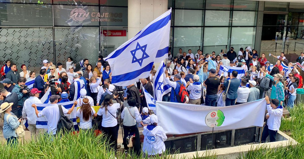galida12's tweet photo. En #Israel estamos pasando en los últimos días uno de los momentos más difíciles de nuestra historia. 

Sin embargo, desde que #Hamas declaró la guerra contra mi país hemos recibido muchísimos mensajes de solidaridad y apoyo de todo 🇨🇴. 

Hoy fue un día muy emotivo, especialmente cuando un grupo de colombianos, amigos de Israel, llegaron a la sede de @IsraelinCol para borrar los vergonzosos grafitis que dejaron los actos de vandalismo contra nuestra embajada. Muchísimas gracias 🙏🏻🙏🏻
🇮🇱🤝🇨🇴