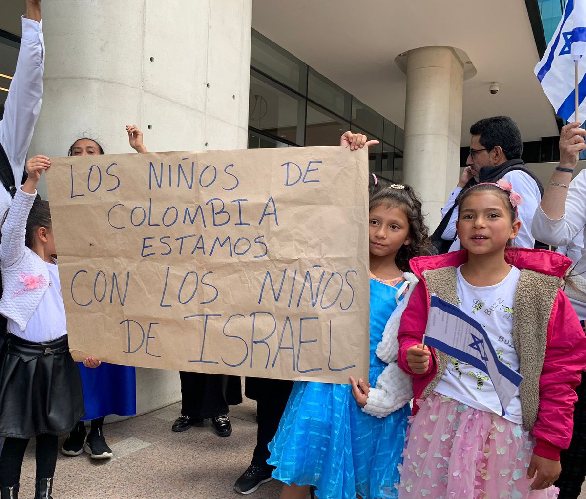 galida12's tweet photo. En #Israel estamos pasando en los últimos días uno de los momentos más difíciles de nuestra historia. 

Sin embargo, desde que #Hamas declaró la guerra contra mi país hemos recibido muchísimos mensajes de solidaridad y apoyo de todo 🇨🇴. 

Hoy fue un día muy emotivo, especialmente cuando un grupo de colombianos, amigos de Israel, llegaron a la sede de @IsraelinCol para borrar los vergonzosos grafitis que dejaron los actos de vandalismo contra nuestra embajada. Muchísimas gracias 🙏🏻🙏🏻
🇮🇱🤝🇨🇴