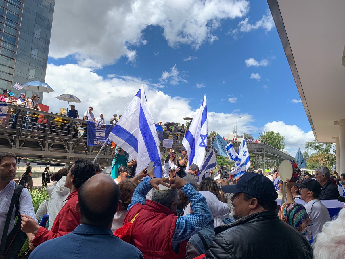 galida12's tweet photo. En #Israel estamos pasando en los últimos días uno de los momentos más difíciles de nuestra historia. 

Sin embargo, desde que #Hamas declaró la guerra contra mi país hemos recibido muchísimos mensajes de solidaridad y apoyo de todo 🇨🇴. 

Hoy fue un día muy emotivo, especialmente cuando un grupo de colombianos, amigos de Israel, llegaron a la sede de @IsraelinCol para borrar los vergonzosos grafitis que dejaron los actos de vandalismo contra nuestra embajada. Muchísimas gracias 🙏🏻🙏🏻
🇮🇱🤝🇨🇴