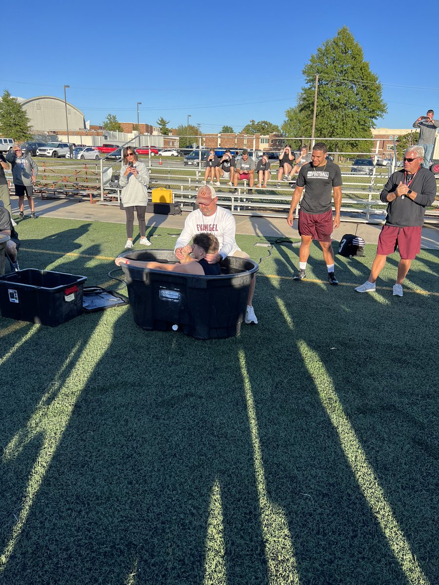 Evangel_FB's tweet image. Today was really special for our team. Today 43 members of our team chose to take their faith public by being baptized. We are so proud of these men!