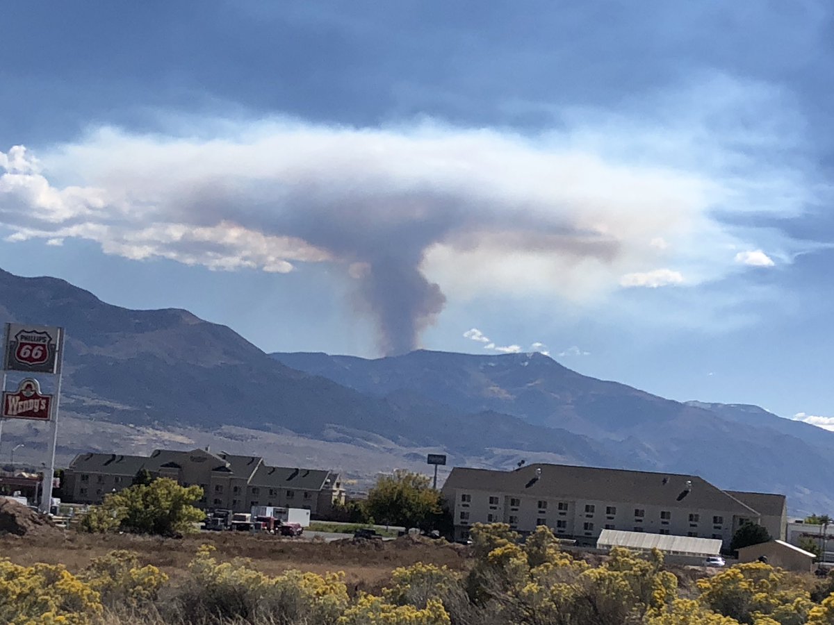 JanaleeJ's tweet photo. .@kslweather why does the smoke from the control burn flatten off like this? Picture from Richfield looking toward Monroe mountain. 10/09 around 2:15 pm https://t.co/4U0Hi65BWr