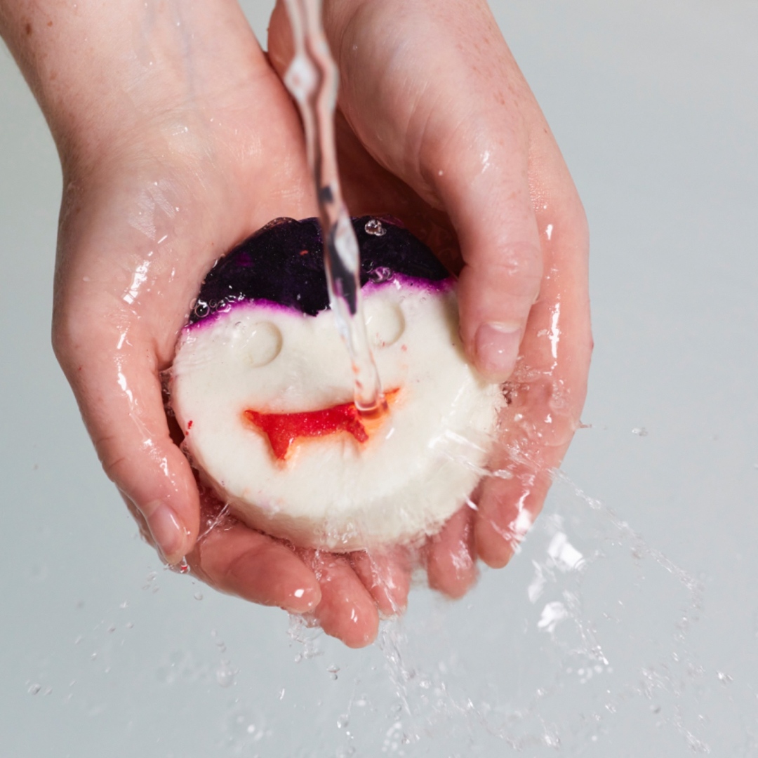 LushMex's tweet photo. ¡Invitar al afrutado Bubble Lugosi a tu bañera! Apaga las luces, desmenúzala bajo el agua y luego acuéstate en la bañera con los brazos cruzados sobre el pecho, rodeado de burbujas, vapor y un brillo espeluznante. 🧛‍♂️👉 https://t.co/qKydX2OFan https://t.co/yStLuauPcC