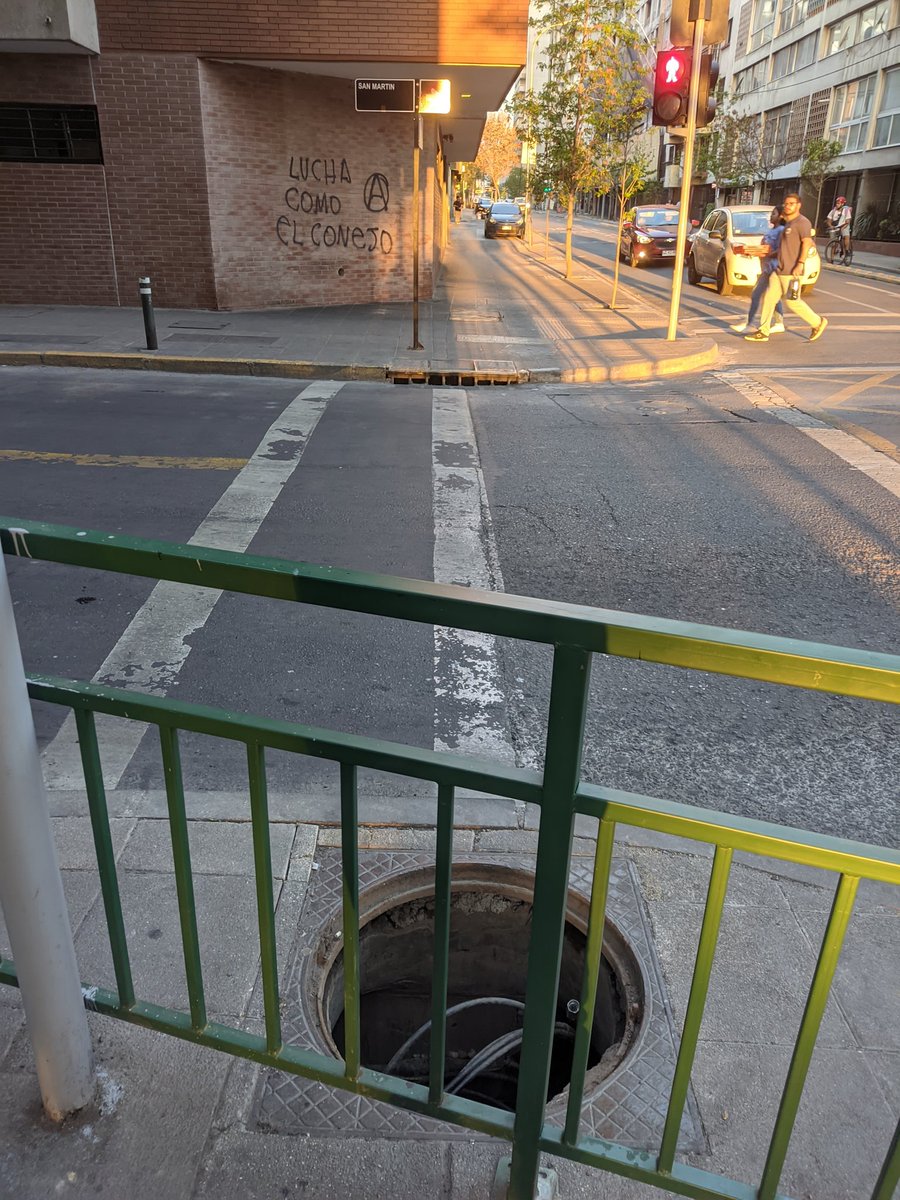 cucko27's tweet photo. @Muni_Stgo @IraciHassler porfavor su ayuda esas tapas de registro no están en su lugar.. San Martin/Rosas.. Rosas/Manuel Rodriguez.. Saludos y gracias https://t.co/Iclp5fBcuM