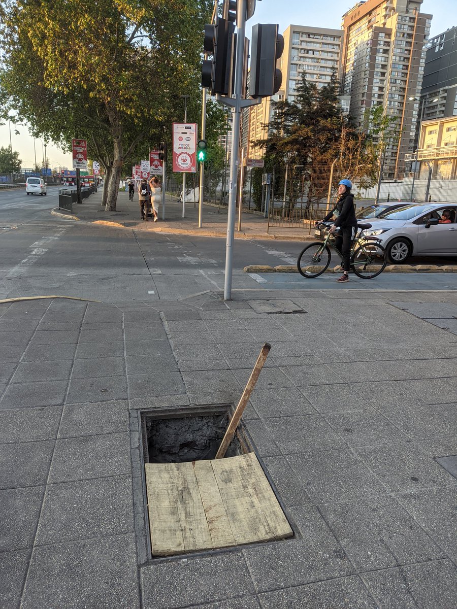 cucko27's tweet photo. @Muni_Stgo @IraciHassler porfavor su ayuda esas tapas de registro no están en su lugar.. San Martin/Rosas.. Rosas/Manuel Rodriguez.. Saludos y gracias https://t.co/Iclp5fBcuM