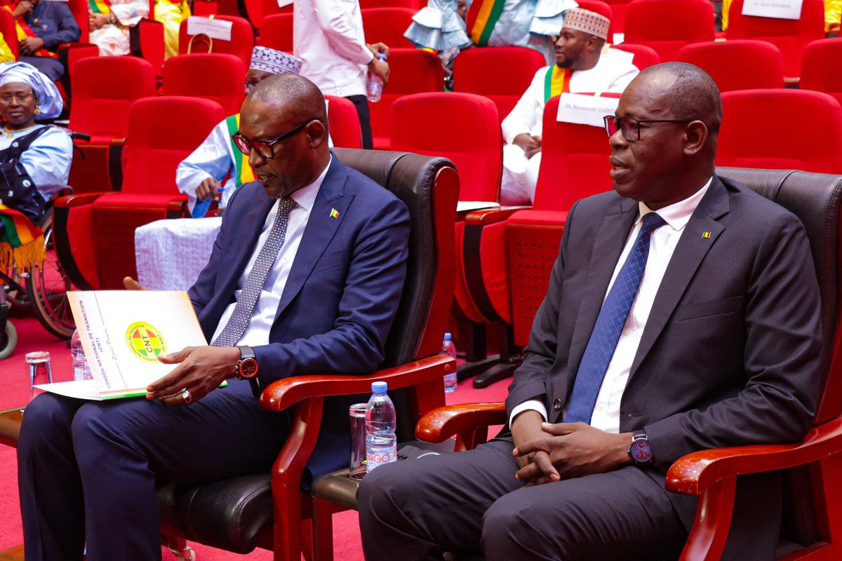 MaliMaeci's tweet photo. La République du Mali vient de franchir, ce lundi 09 octobre 2023, une étape majeure pour la mise en œuvre diligente de la Charte du Liptako-Gourma instituant l’Alliance des États du Sahel, signée le 16 septembre 2023, entre le Burkina Faso, la République du Mali et la République du Niger.

En effet, Son Excellence Monsieur Abdoulaye DIOP, Ministre des Affaires étrangères et de la Coopération internationale, accompagné de son Collègue Monsieur Ibrahim Ikassa MAIGA, Ministre de la Refondation de l’État, Chargé des Relations avec les Institutions, était devant les Membres du Conseil National de Transition, dans le cadre de la délibération du projet de loi portant ratification de l’Ordonnance N°2023-25/PT-RM du 29 septembre 2023 autorisant la ratification de la  Charte du Liptako-Gourma.

Le débat autour de cette alliance était l’un des moments les plus intenses de la séance plénière de cette session ordinaire du CNT. De l’enthousiasme pour la création de cet outil juridique de défense collective, à sa vulgarisation, les modalités à son adhésion, son financement autonome et sa pérennisation à travers des organes opérationnels et décisionnels, pour les Membres du CNT, cette alliance est une opportunité inouïe pour apporter des réponses communes, efficaces et holistiques aux défis sécuritaires, géopolitiques et socioéconomiques des trois pays de l’Alliance.

Prenant la parole devant les Honorables Membres du CNT, le Ministre DIOP a commencé par saluer le leadership éclairé des trois Chefs d’État de l’Alliance qui ont su susciter l’espoir et l’espérance dans les cœurs meurtris de leurs populations en proie à l’insécurité, non seulement par leurs  décisions courageuses et actes patriotiques face aux enjeux complexes de l’heure, mais également par leur initiative volontariste et novatrice pour mettre en place cette architecture de défense collective et d’assistance mutuelle en vue de répondre de façon conjointe à toute atteinte à la souveraineté et à l’intégrité territoriale d’un de ses pays membres .

S’appuyant sur la force de l’union, de la solidarité sincère et de la mutualisation des efforts et des moyens, le Ministre DIOP a  clairement souligné que cette nouvelle structure sous régionale voudrait marquer la différence tant dans son efficacité par sa souplesse que dans son mode de financement autonome et endogène excluant toute influence extérieure malveillante ainsi que dans son approche stratégique fondée sur la satisfaction des besoins essentiels de sécurité, de dignité et d’épanouissement socioéconomique des populations concernées.

Soumis au vote, le texte de loi a été adopté à l’unanimité des Membres du CNT, le faisant entrer ainsi dans l’ordonnancement juridique du Mali et lui ouvrant désormais la voie pour son application optimale en vue d’atteindre diligemment les objectifs visés par la Charte qui sont, notamment, la sécurisation de l’espace commun pour amorcer une gouvernance vertueuse et un développement durable au profit des peuples respectifs.

Bureau de l’Information et de la Presse/MAECI