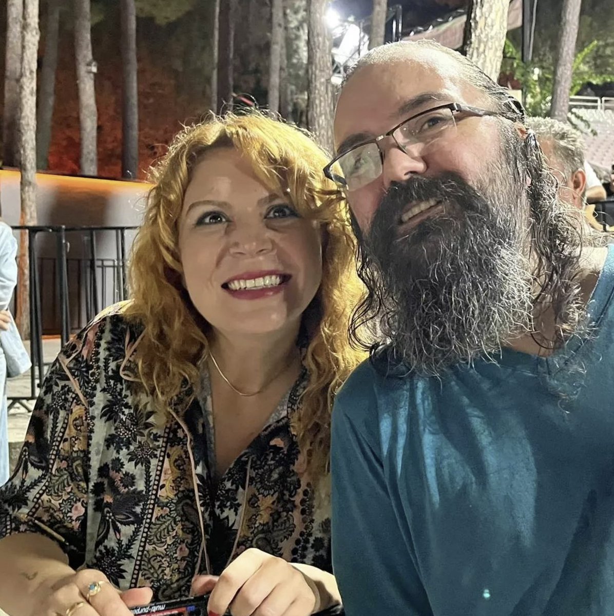 ZaferEmecan's tweet photo. Altın Gün solisti Merve ile tanıştık. Çok tatlış :) Bazı konularda da anlaştık. 2024 yılı Olimpos Gökyüzü ve Bilim Festivali'nde bir sürpriz olabilir, ama olmayabilir de 😏 https://t.co/rD0B5uwFCs