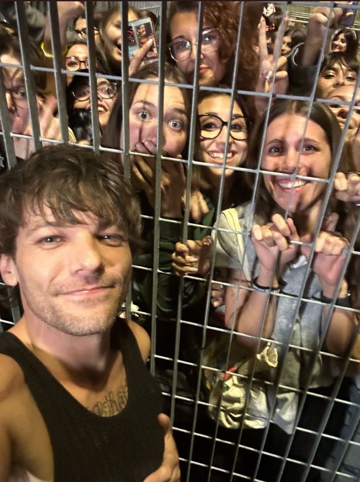 LiaPZA_WH's tweet photo. Eu tenho uma foto com o Louissss socorrooo 😭😭😭 https://t.co/Gj3Egazuki