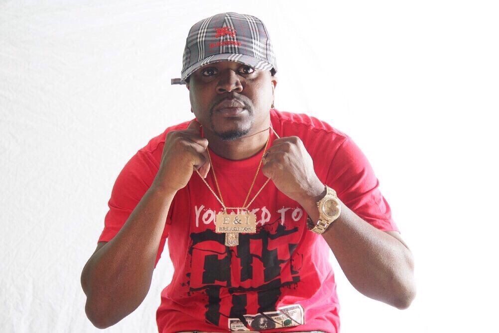 breadleonwest's tweet image. Me in the black was taking 2010, me in the red recent. Got them good genes, black don’t crack.