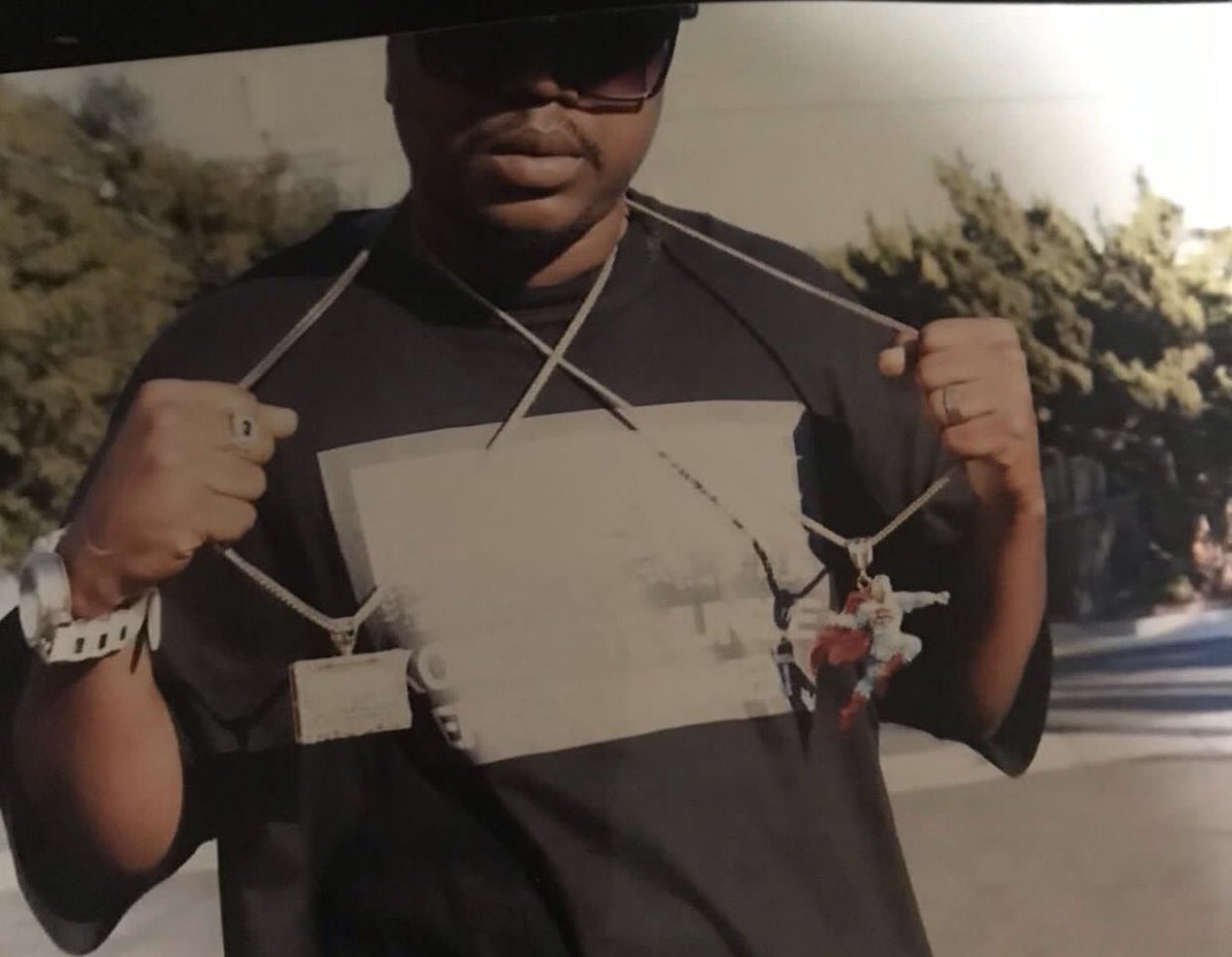 breadleonwest's tweet image. Me in the black was taking 2010, me in the red recent. Got them good genes, black don’t crack.