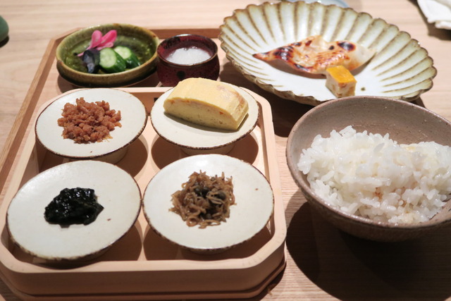 hatsu823's tweet photo. 日本人で良かった…！絶品の炊き立て土鍋ごはんを食べるならココ🍚

①恵比寿 米ル
看板のない隠れ家和食店で厳選したお米と天然水で炊く土鍋ごはんを
②よし澤 六本木
銀座の名店の味をランチならリーズナブルに味わえる
③銀座 しもじ
1日4組限定の完全個室。しっぽりと極上の和食を堪能
④おみ乃 神谷町
焼鳥の名店で味わう〆の炊き立て土鍋ご飯
⑤AKOMEYA食堂 渋谷
お米から炊き方までこだわったごはんが愉しめる
⑥人形町 川田
4種類の〆に驚き！旬の食材をシンプルに味わう名店
⑦良理 大森
日本酒ペアリングとビジュアルも美しい和食コース
⑧割烹 士成 西麻布
上質な和空間で味わう美しい割烹料理
⑨小熊 銀座
伝統的な日本料理の可能性を追い求めるこだわりの料理人
⑩割烹 佐乃家 神泉
渋谷の喧騒を抜けた神泉に佇む、隠れ家日本料理店