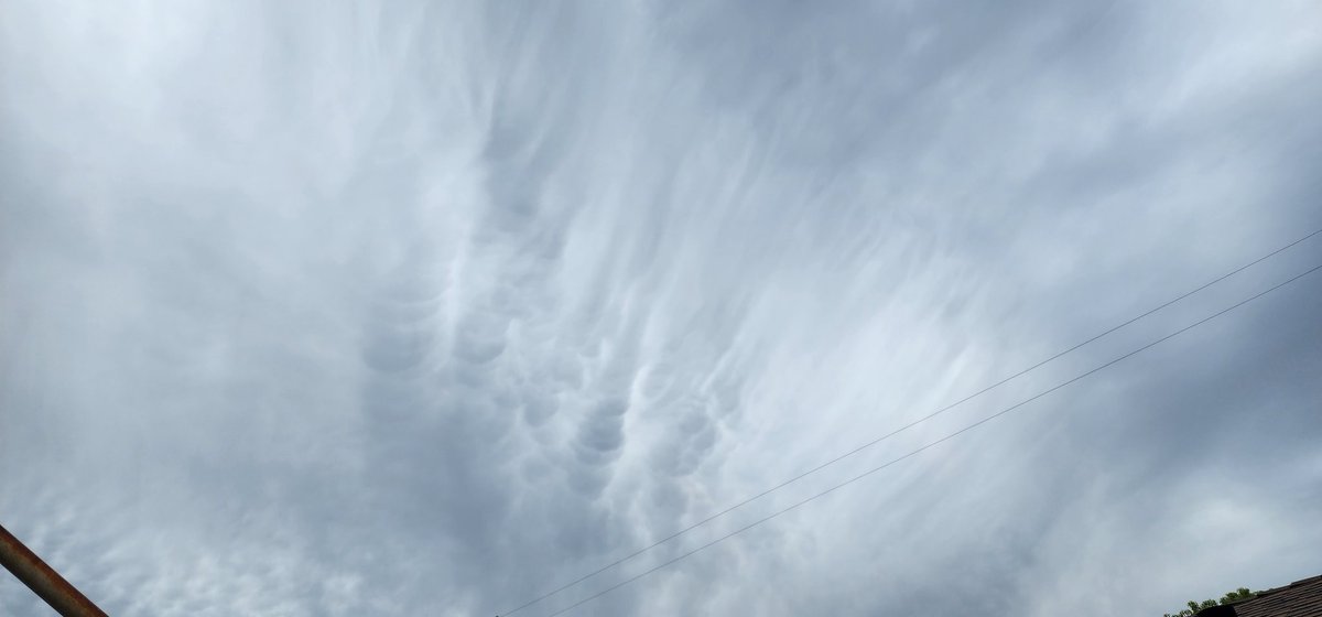 andyjump1118's tweet photo. Stepped outside of the casa to #capture #mammatus #clouds streaming overhead this afternoon. @NWSHanford @CloudAppSoc @ThePhotoHour @cloudymamma @niknakaroni @RobMayeda @StormHour #StormHour #mammatusclouds #cloudspotting #cloudspotter https://t.co/GSlcqIqxcB