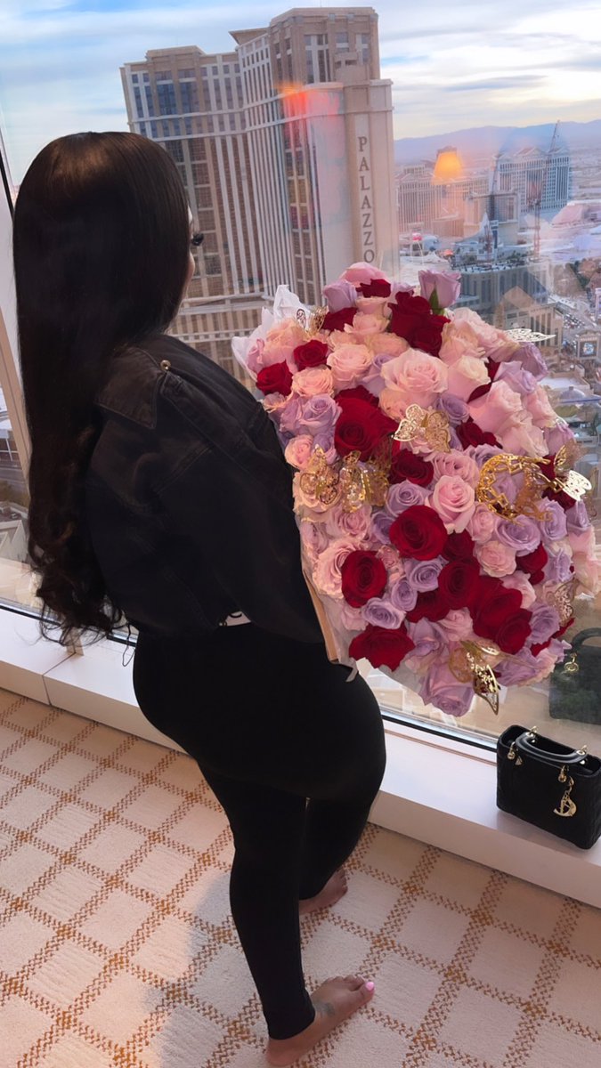 LYNDEJABRESHAE's tweet photo. My love language > ❤️🥰🌹 https://t.co/Wy1VAKyTNB