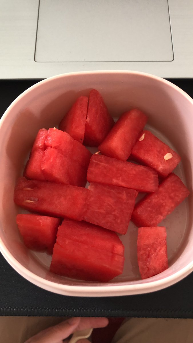 peniaw's tweet photo. Sebelum nikah makan buah nunggu dipotongin mama/mba.
Setelah nikah makan buah tetep nunggu dipotongin bedanya sekarang dipotonginnya sama ibu mertua bonus kadang disuapin🥰🥰🥰 https://t.co/qHrM8o66WP