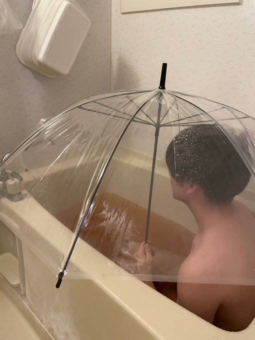 最近仕事の抜けが多すぎる。。。 傘使って風呂につかってる場合じゃないわ。。。🛁 https://t.co/R3hEO4WBkA