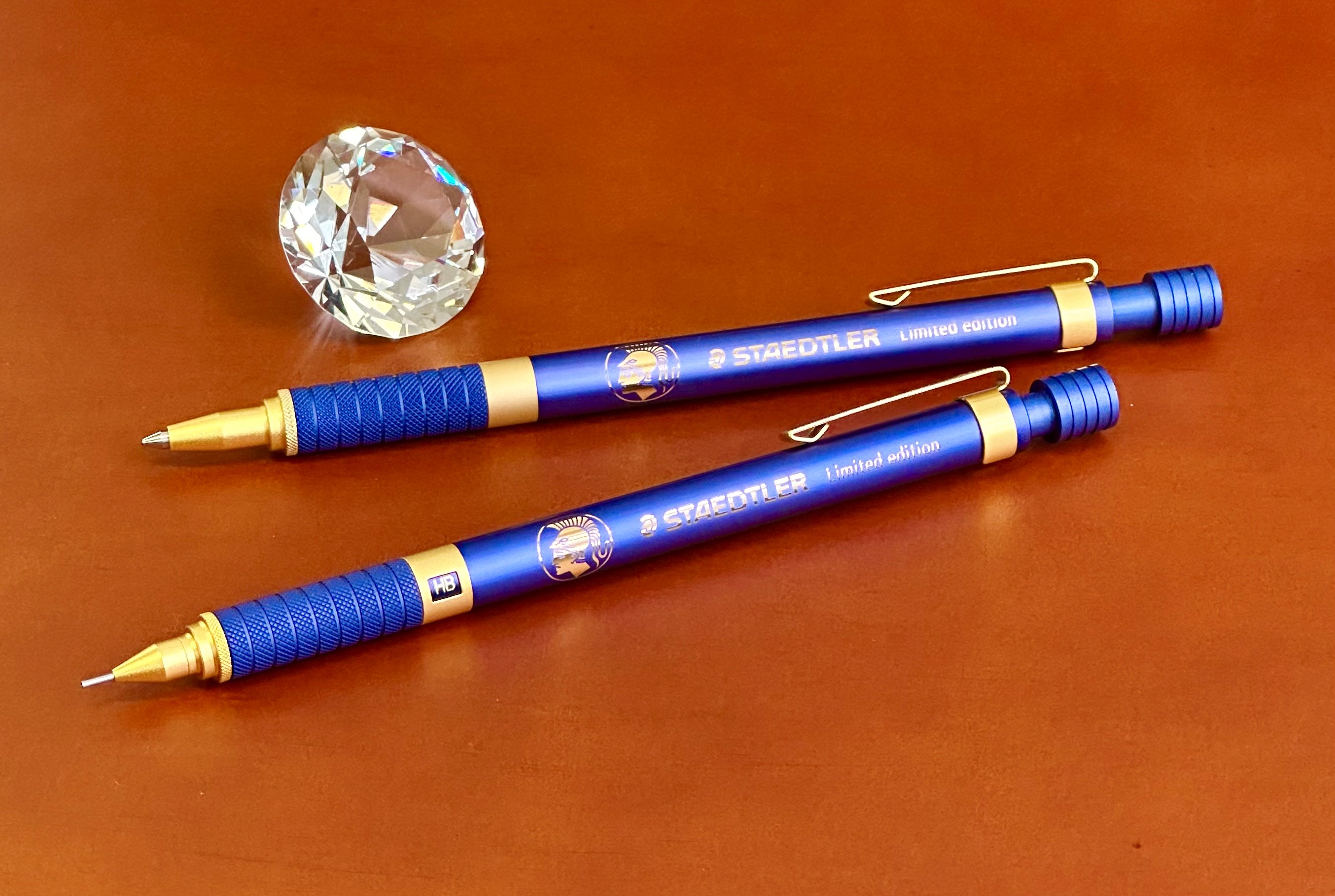 ステッドラー日本設立50周年記念限定色 ロイヤルブルー シャーペン ボールペン ロイヤルブルーのステッドラーのボールペン（425 25）＆シャープ