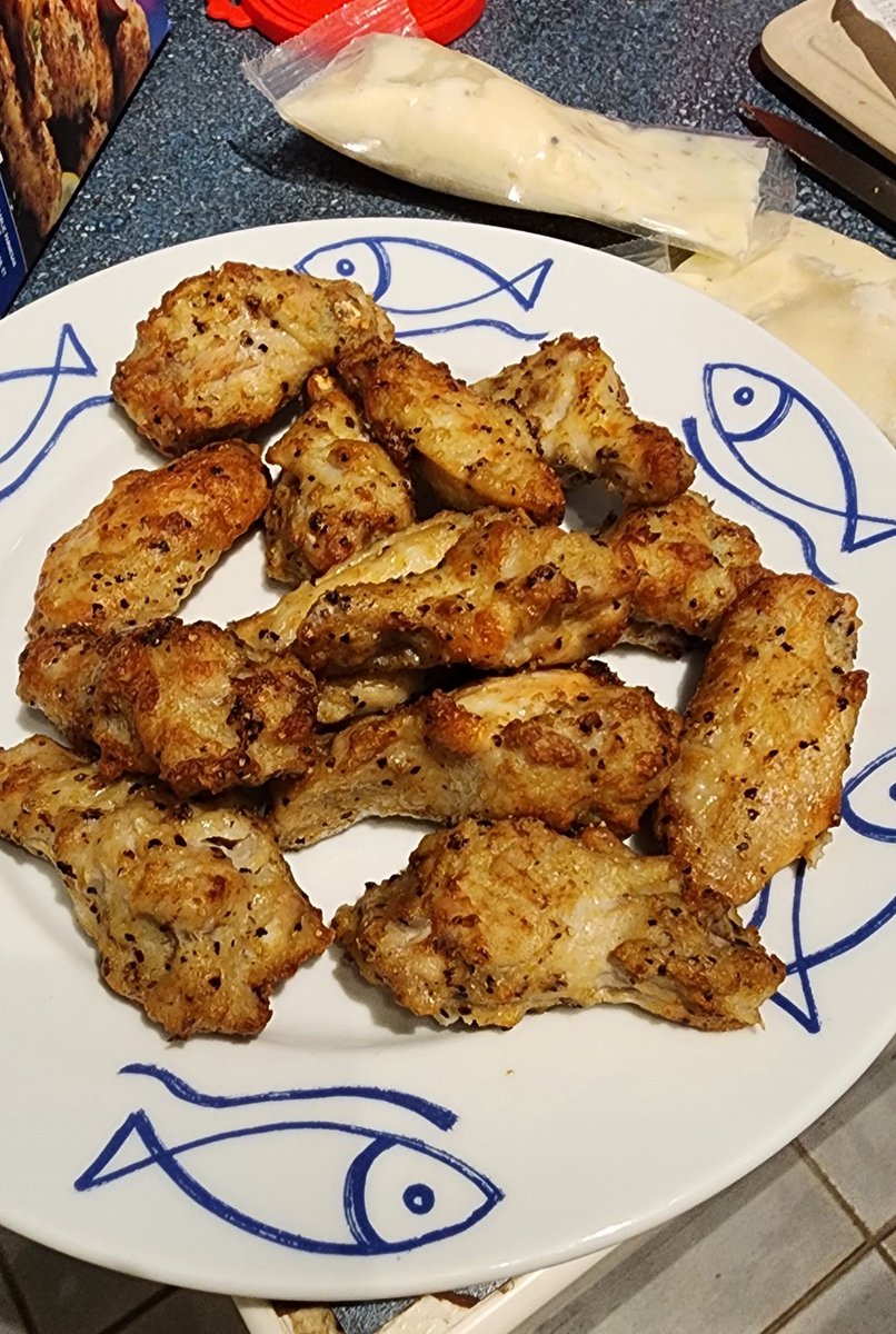 cryolithic's tweet image. This is what $18 dollars of Chicken Wings looks Iike from @SafewayCanada  house brand Compliments, both of which are owned by @sobeys. I can get the same amount at my local @Great_Wings for less. Shameful greed.