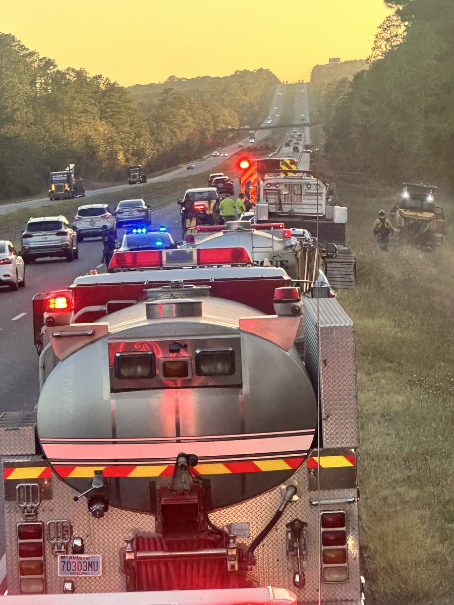 ALEAprotects's tweet image. ‼️PLEASE USE CAUTION‼️

Use caution if driving on Interstate 65 near the 66 mile marker in Escambia County, large forest fire has smoke near the roadway along with first responders reacting to the situation.

#aleaprotects #usecaution