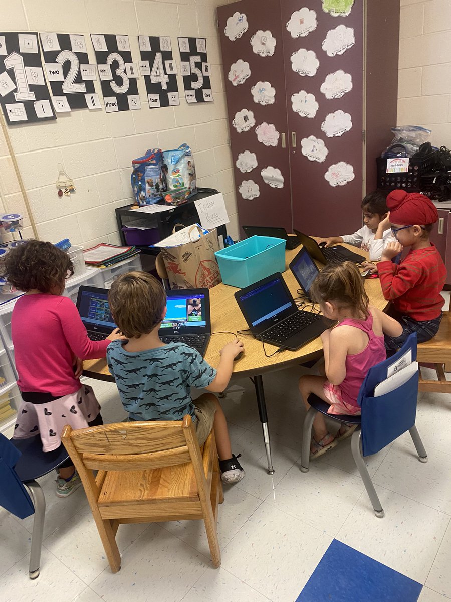 Kindergartners are having fun learning how to use a computer mouse! <a href="/bitsbyBoomer/">Sharon Elementary School</a> <a href="/RvilleProud/">RvilleProud</a>